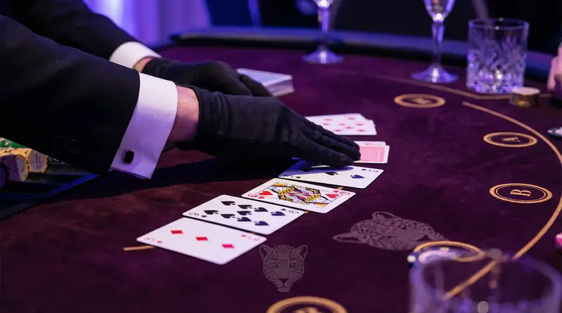 Cartas de bacará siendo repartidas